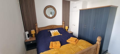 The Hideaway ll private garden Quiet Central Apartment in Southport