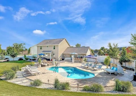 Swimming pool, sunbed