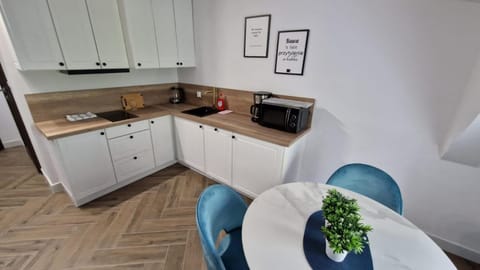 Coffee/tea facilities, Kitchen or kitchenette, Dining area, minibar, stove