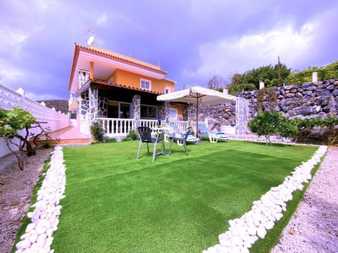 Property building, Patio, Spring, Day, Natural landscape, Garden, Garden view, sunbed