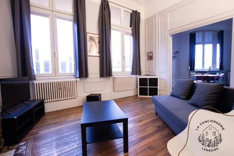 Living room, Seating area, internet