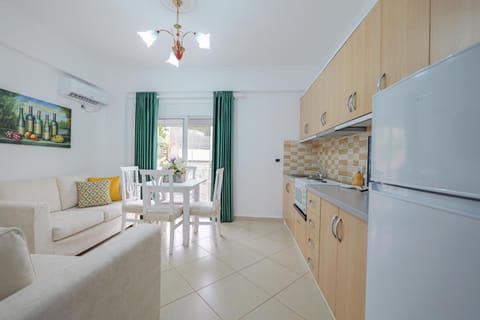 Kitchen or kitchenette, Living room, Seating area, Dining area, pet friendly