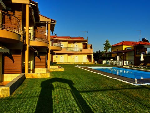 Property building, Day, Pool view, Swimming pool