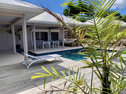 Property building, Patio, Day, Pool view, Swimming pool, sunbed