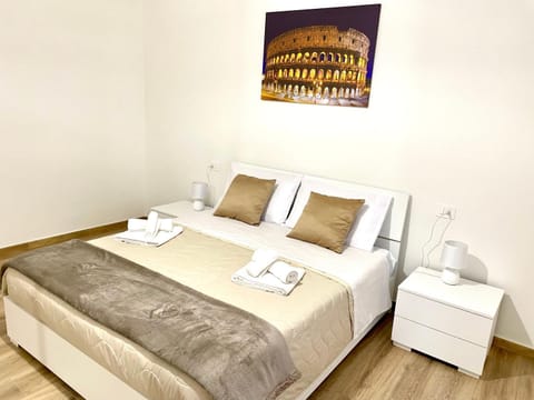 Bed, Decorative detail, Bedroom, towels