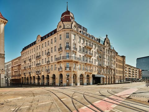 Property building, Day, Neighbourhood, Landmark view, Location