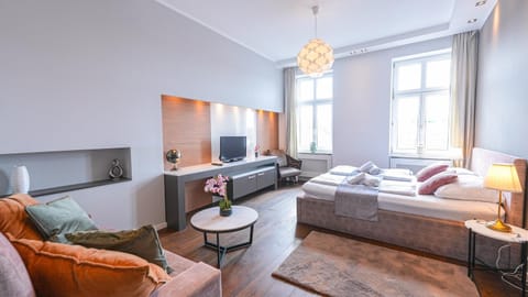Bed, TV and multimedia, Seating area, Bedroom, towels