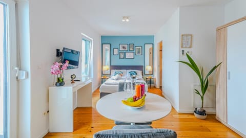 TV and multimedia, Kitchen or kitchenette, Living room, Food and drinks, Seating area, Dining area, Food