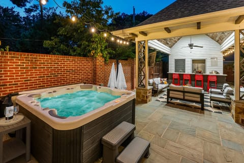Pool Outdoor TV Fire Pit Game Room House in Memphis