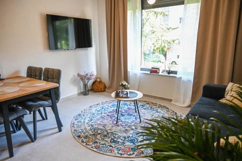 Communal lounge/ TV room, TV and multimedia, Living room, Seating area, Dining area, Evening entertainment