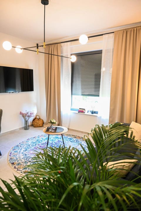 Communal lounge/ TV room, TV and multimedia, Living room, Seating area, Evening entertainment