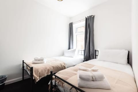 Modern House in Central Southampton with Private Off-Road Parking - Newly Refurbished - Great for Contractors, Friends & Families House in Southampton