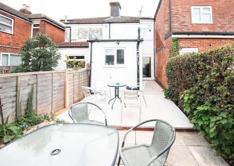 Modern House in Central Southampton with Private Off-Road Parking - Newly Refurbished - Great for Contractors, Friends & Families House in Southampton