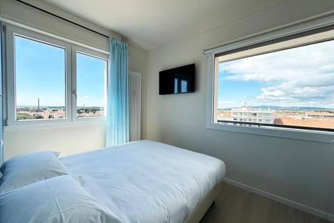 Bed, TV and multimedia, Photo of the whole room, Bedroom