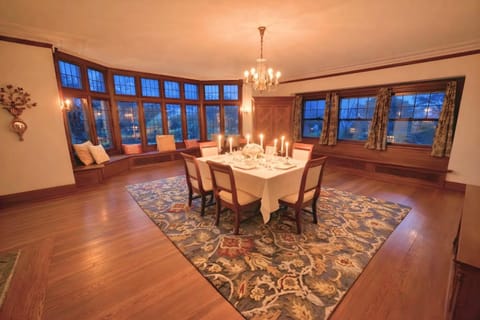 Luxurious Mansion for Large Groups Villa in Shaker Heights