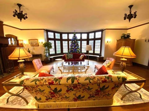 Luxurious Mansion for Large Groups Villa in Shaker Heights