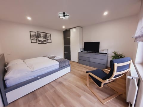 Bed, TV and multimedia, Bedroom