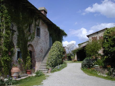 Agriturismo Poggio ai Grilli Farm Stay in Tuscany