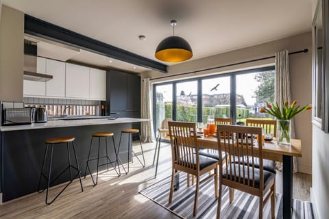 Kitchen or kitchenette, Seating area, Dining area, minibar, pet friendly, stove