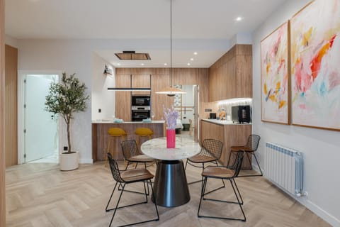 Kitchen or kitchenette, Dining area, stove