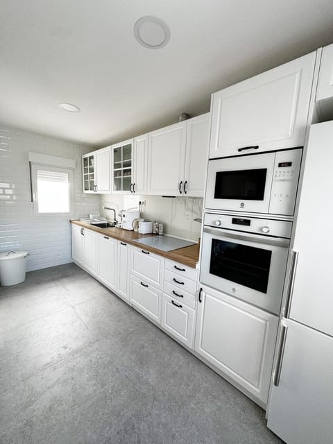 Kitchen or kitchenette, minibar, pet friendly, stove