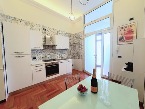 Kitchen or kitchenette, Dining area, minibar, oven, pet friendly