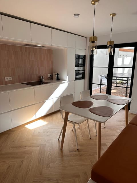 Kitchen or kitchenette, Dining area, minibar, pet friendly, stove