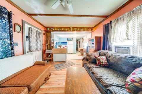 Andover Home Near State Park with Patio and Yard! House in Lake Erie