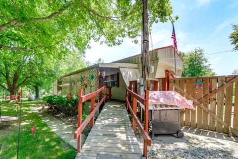 Andover Home Near State Park with Patio and Yard! House in Lake Erie