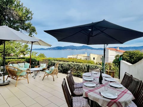View (from property/room), Balcony/Terrace, Dining area, Sea view