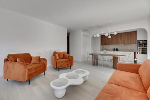 Kitchen or kitchenette, Living room, Seating area, Dining area