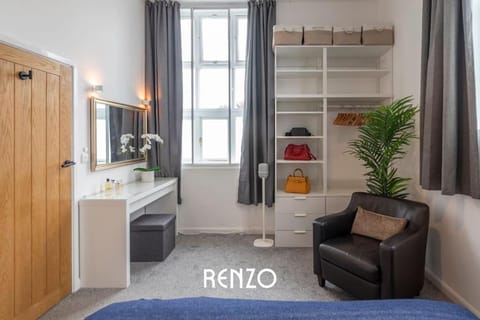 Seating area, Bedroom