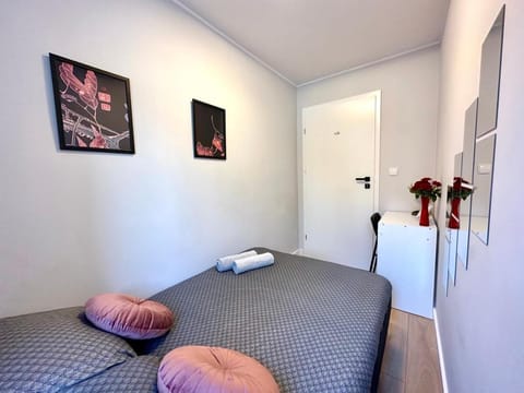 Bed, Photo of the whole room, towels