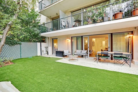 Passy - Eiffel Tower - Amazing 2BR with garden Apartment in Paris