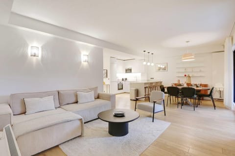 Passy - Eiffel Tower - Amazing 2BR with garden Apartment in Paris