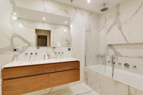 Passy - Eiffel Tower - Amazing 2BR with garden Apartment in Paris