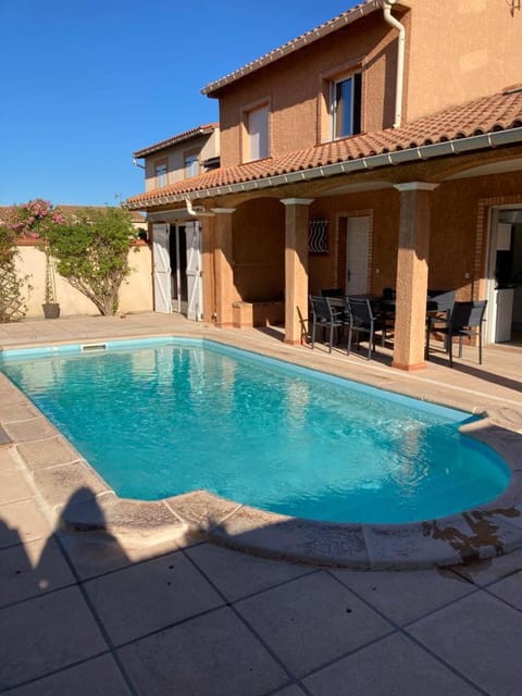Property building, Patio, Day, Pool view, Swimming pool, sunbed