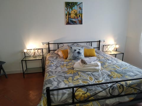 Property building, Bed, Photo of the whole room, Bedroom, towels