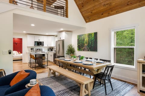 White Pines Lodge- Wooded Retreat House in Nolin Lake