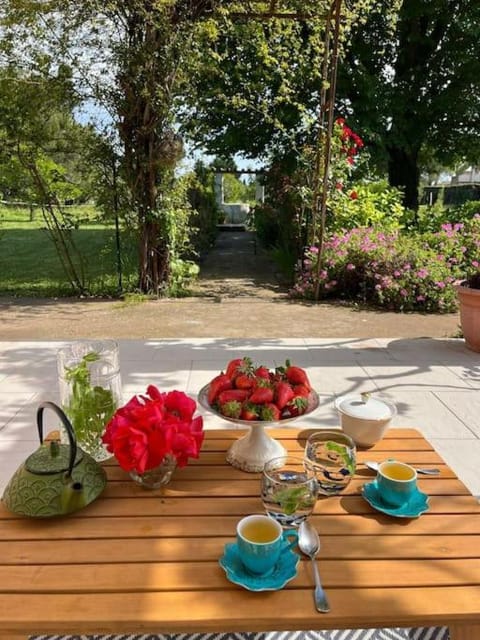 Patio, Spring, Day, Garden, Balcony/Terrace, Food and drinks, Dining area, Food, Garden view