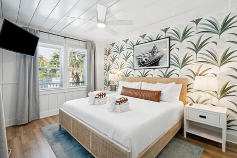 Bed, TV and multimedia, Bedroom