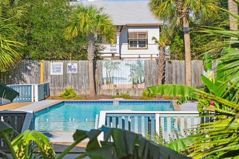 Property building, Swimming pool, sunbed