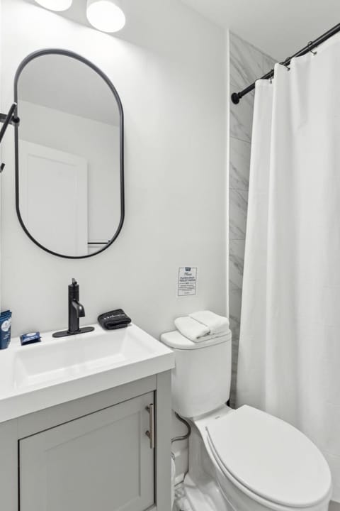 Toilet, Bathroom, towels