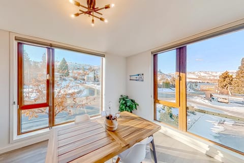 Chelan Resort Suites: Comfort by the Lake #201 Apartment in Chelan (In Town)