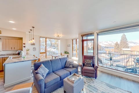 Chelan Resort Suites: Comfort by the Lake #201 Apartment in Chelan (In Town)