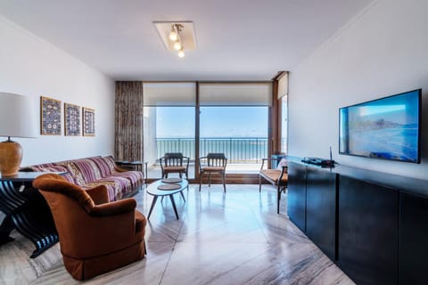 Communal lounge/ TV room, Natural landscape, TV and multimedia, Living room, Seating area, Evening entertainment, Sea view