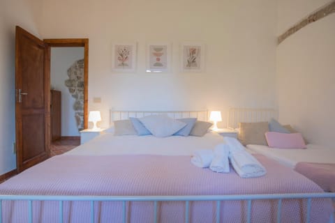 Bed, Bedroom, towels