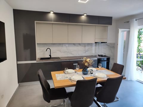 Kitchen or kitchenette, pet friendly, stove