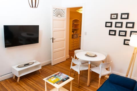 TV and multimedia, Living room, Seating area, Dining area