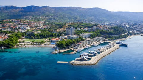 Nearby landmark, Beach, On site, Location